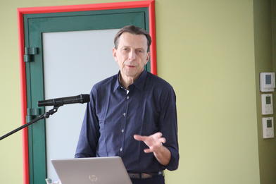 Dr Tomasz Dangel podczas wykładu